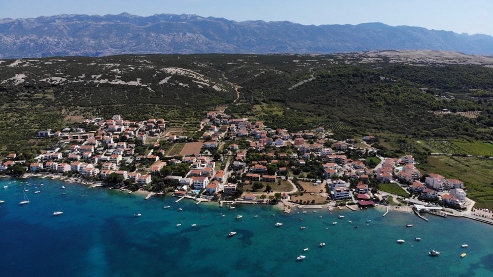 Slikovit obalni kraj na hrvaški obali s turkiznim morjem